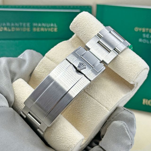 Rolex Sea-Dweller 126600 Image 4